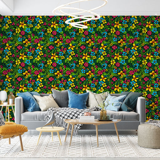 Un salon lumineux avec un papier peint floral coloré aux motifs vifs de fleurs jaunes, roses et bleues sur fond vert, créant une ambiance joyeuse et dynamique.