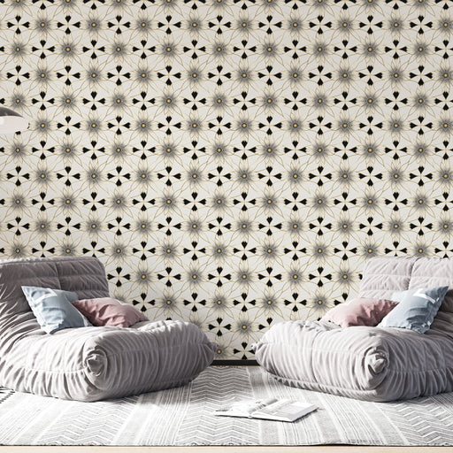Un salon moderne avec un papier peint aux motifs floraux noirs et dorés sur fond clair, créant une ambiance élégante et harmonieuse.