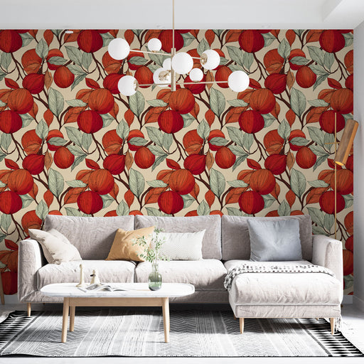 Un salon moderne avec un papier peint floral aux motifs de fruits rouges et de feuilles vertes sur fond crème, créant une ambiance chaleureuse et accueillante.