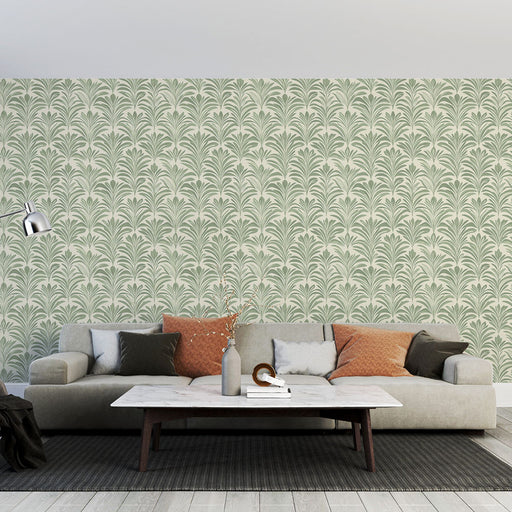 Un salon moderne avec un papier peint à motifs floraux verts sur fond clair, créant une ambiance élégante et apaisante.