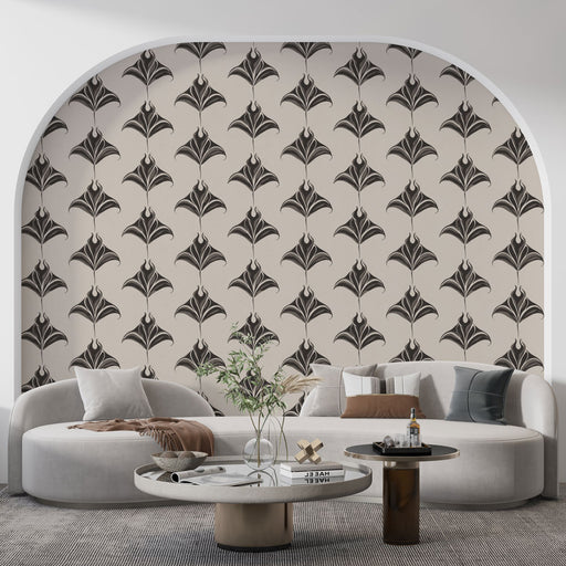 Un salon moderne avec un papier peint aux motifs floraux stylisés en noir sur fond beige, créant une ambiance élégante et sophistiquée.
