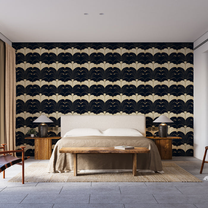 Une chambre moderne avec un papier peint art déco bleu marine et crème, aux motifs élégants de feuilles stylisées, créant une atmosphère sophistiquée et chaleureuse.