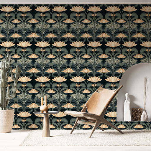 Une pièce moderne avec un papier peint floral aux grandes fleurs crème sur fond noir, créant une atmosphère élégante et chaleureuse.