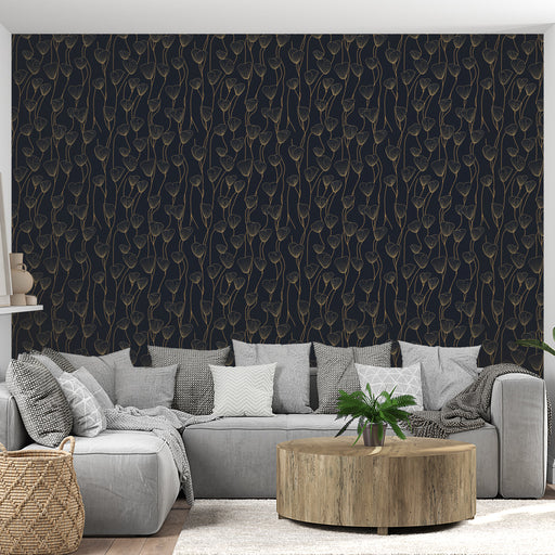 Un salon moderne avec un papier peint floral noir et or aux motifs élégants, créant une atmosphère chic et raffinée.