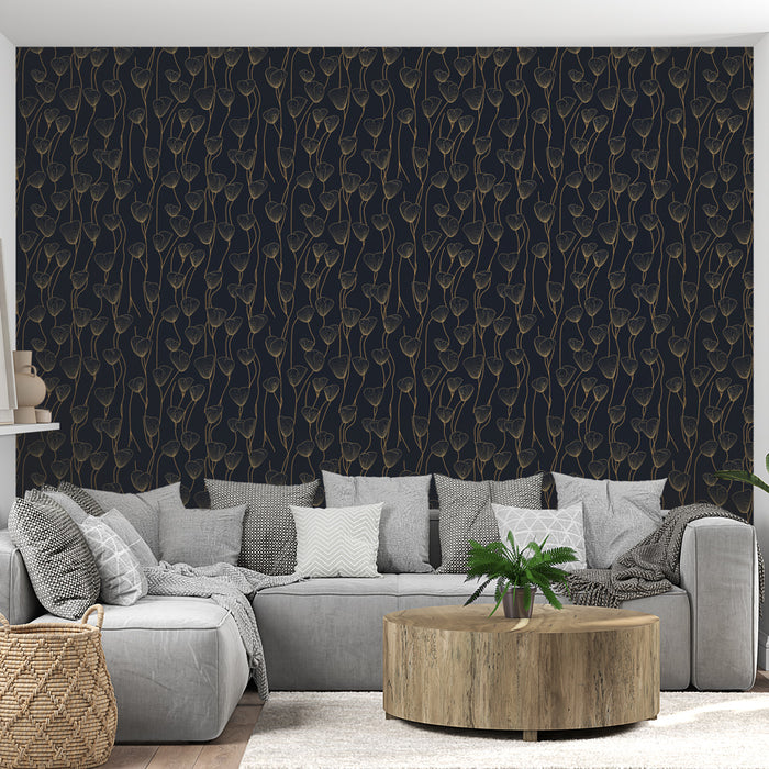 Un salon moderne avec un papier peint floral noir et or aux motifs élégants, créant une atmosphère chic et raffinée.