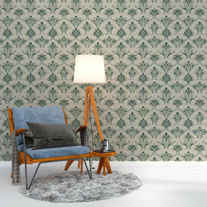 Un salon élégant avec un papier peint floral aux motifs stylisés en vert sur fond beige, créant une atmosphère douce et apaisante.