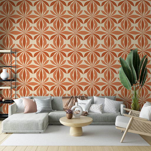 Un salon moderne avec un papier peint aux motifs géométriques orange et crème créant une atmosphère chaleureuse et accueillante.
