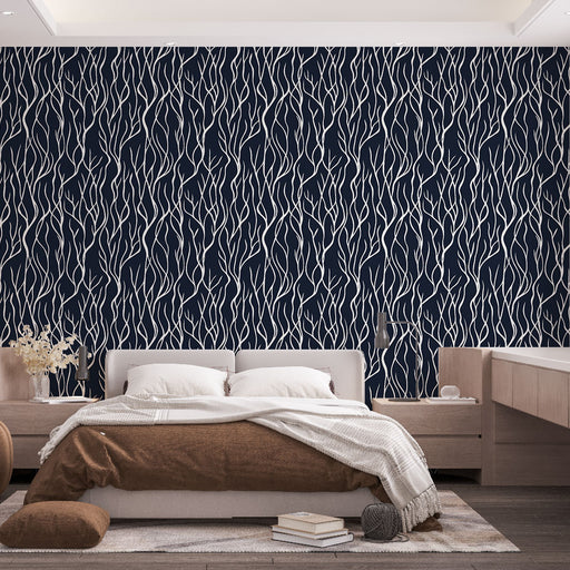 Une chambre moderne avec un papier peint bleu marine aux motifs de branches blanches, créant une ambiance apaisante et élégante.