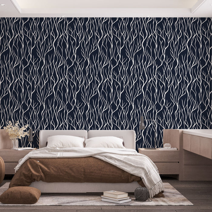 Une chambre moderne avec un papier peint bleu marine aux motifs de branches blanches, créant une ambiance apaisante et élégante.