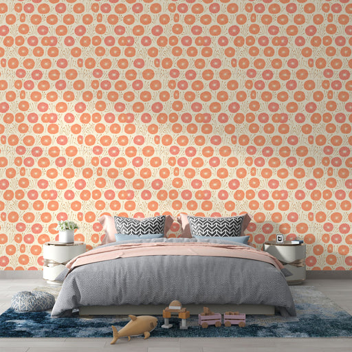 Une chambre moderne avec un papier peint floral aux motifs ronds en dégradés de rose et orange sur fond clair, créant une atmosphère joyeuse et accueillante.