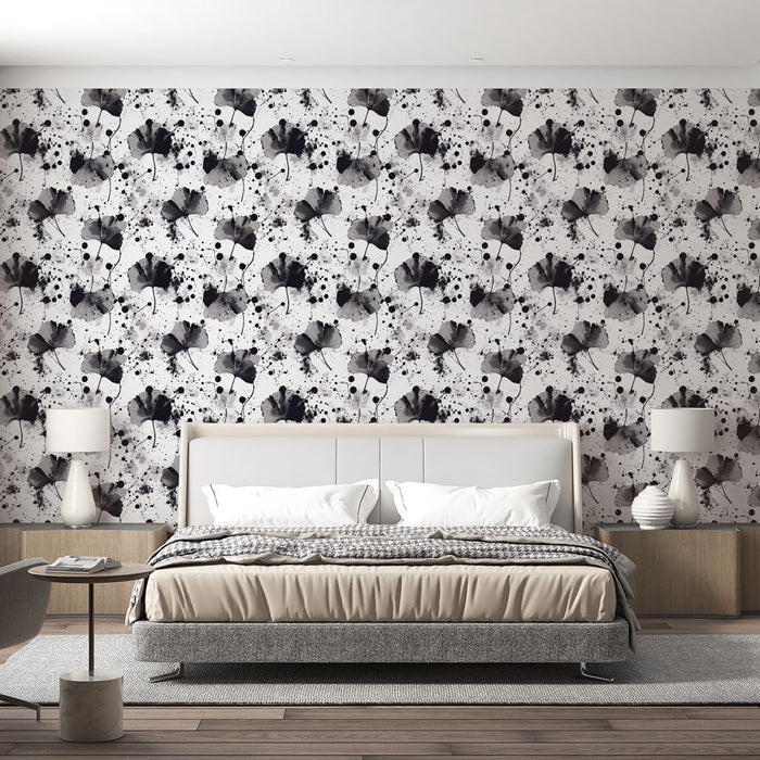 Une chambre moderne avec un papier peint floral noir et blanc, aux motifs délicats de feuilles et éclaboussures, créant une atmosphère artistique et élégante.