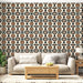 Un salon lumineux avec un papier peint floral aux motifs marron et bleu, sur fond clair, créant une ambiance chaleureuse et accueillante.