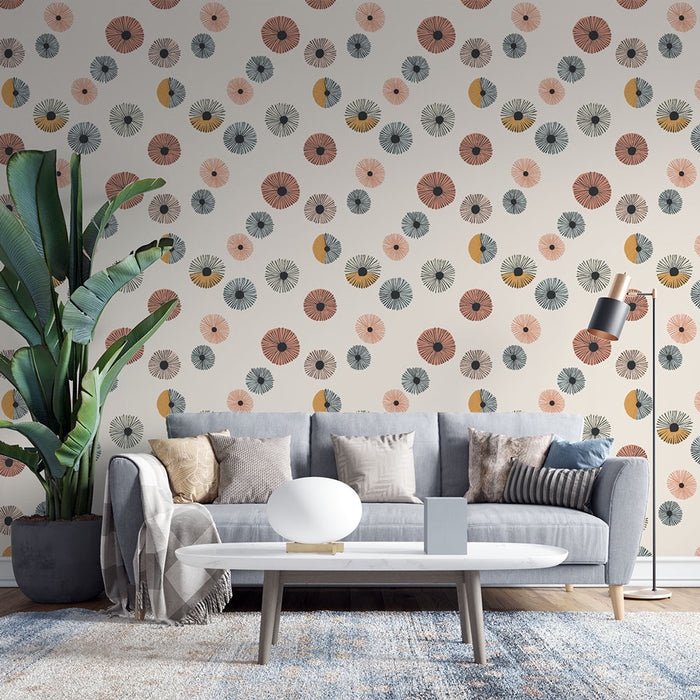 Un salon moderne avec un papier peint aux motifs floraux stylisés, mêlant des teintes de rose, bleu et jaune sur fond clair, créant une ambiance joyeuse et accueillante.