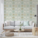 Un salon lumineux avec un papier peint aux motifs de feuilles stylisées dans des teintes douces de vert, beige et blanc, créant une ambiance apaisante et naturelle.