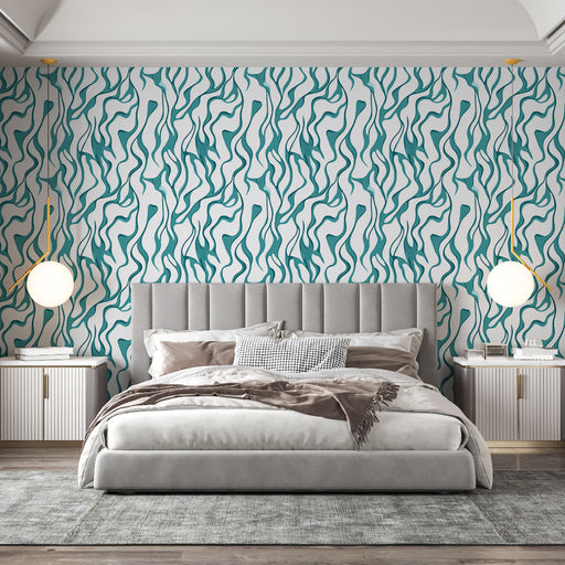 Une chambre moderne avec un papier peint aux motifs fluides turquoise sur fond blanc, créant une ambiance dynamique et apaisante.
