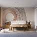 Une chambre moderne avec un papier peint abstrait aux lignes ondulées marron sur fond beige, créant une ambiance chaleureuse et apaisante.