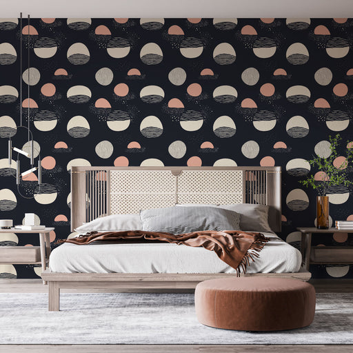 Une chambre moderne avec un papier peint graphique noir orné de cercles pastel et de motifs abstraits, créant une atmosphère artistique et chaleureuse.