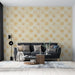 Un salon moderne avec un papier peint aux motifs circulaires beige et doré créant une ambiance chaleureuse et accueillante.