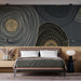 Une chambre contemporaine avec un papier peint abstrait noir et doré, présentant des formes ondulées qui créent une ambiance élégante et moderne.
