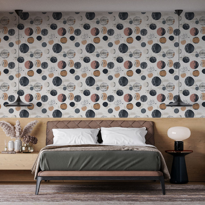 Une chambre moderne avec un papier peint aux motifs de cercles variés dans des teintes de bleu, rose et beige, créant une ambiance artistique et dynamique.