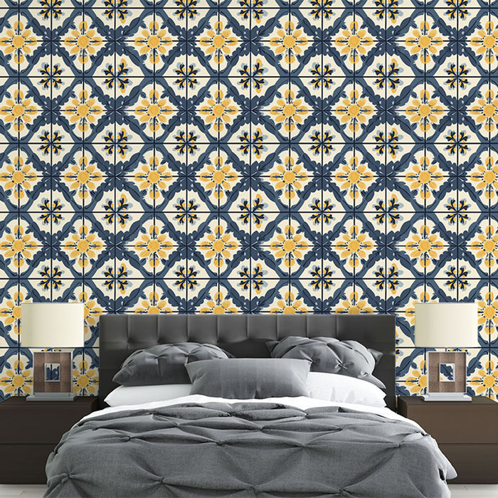 Une chambre moderne avec un papier peint aux motifs floraux bleu marine et jaune, créant une ambiance chaleureuse et accueillante.