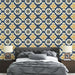 Une chambre moderne avec un papier peint aux motifs floraux bleu marine et jaune, créant une ambiance chaleureuse et accueillante.