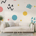 Papier peint design coloré avec motifs ludiques et abstraits pour une ambiance dynamique dans le salon