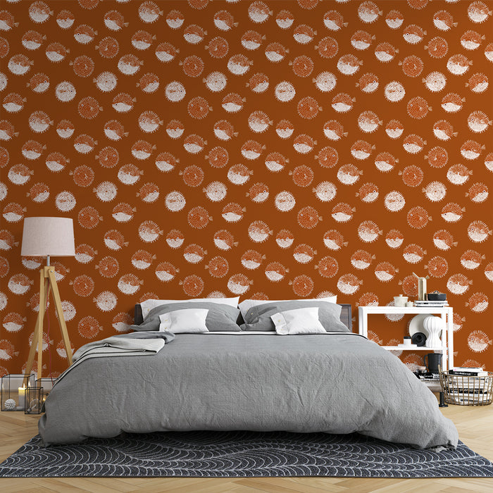 Une chambre moderne avec un papier peint terracotta orné de motifs graphiques blancs évoquant une ambiance chaleureuse et accueillante.