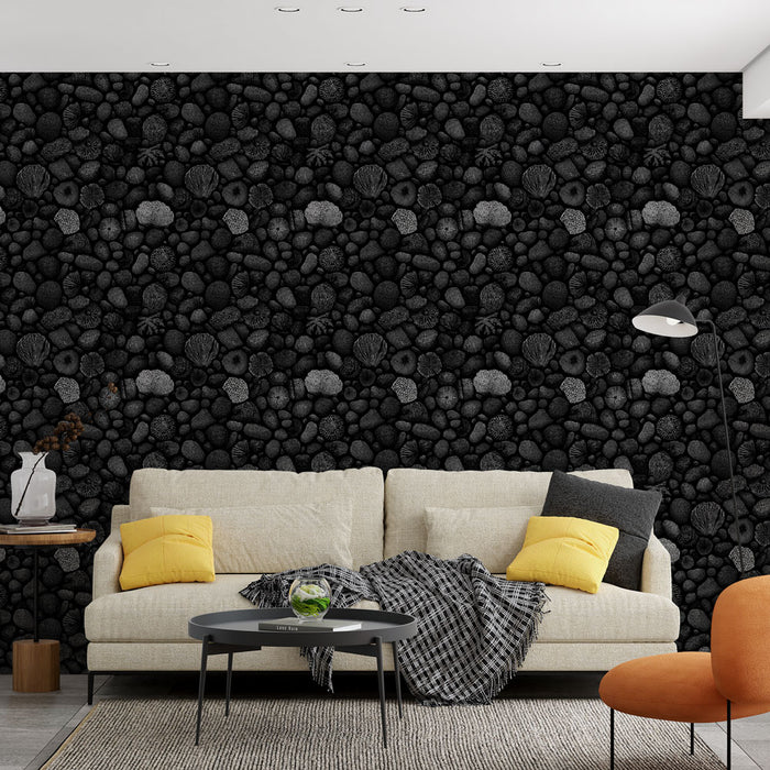 Un salon moderne avec un papier peint texturé noir et gris représentant des motifs organiques, créant une atmosphère élégante et mystérieuse.