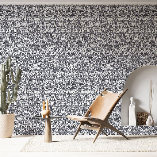 Une pièce moderne avec un papier peint à motifs de vagues noires sur fond blanc, créant une ambiance dynamique et élégante.