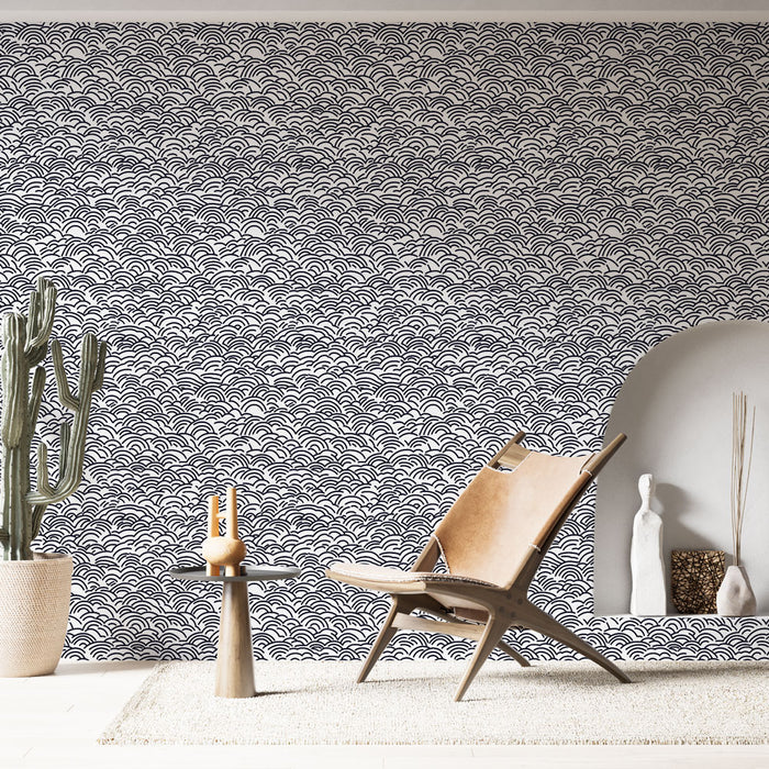 Une pièce moderne avec un papier peint à motifs de vagues noires sur fond blanc, créant une ambiance dynamique et élégante.