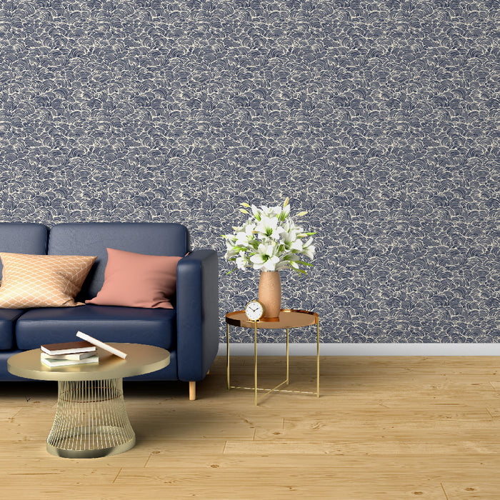 Un salon moderne avec un papier peint bleu marine orné de motifs floraux délicats en beige, créant une ambiance élégante et apaisante.