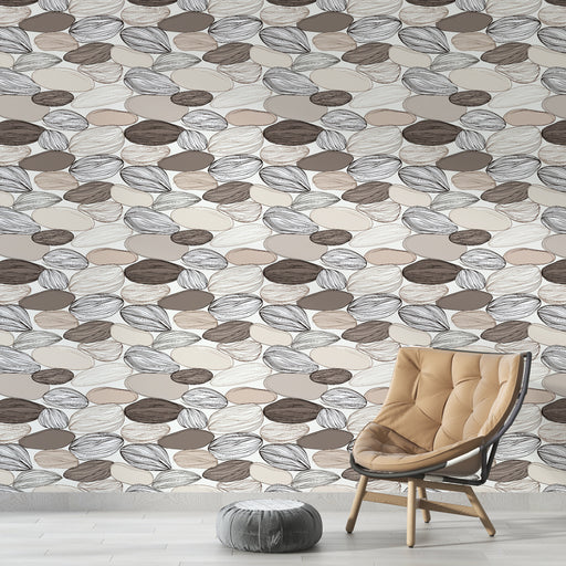 Un salon moderne avec un papier peint aux motifs organiques en teintes beige, brun et crème, créant une ambiance chaleureuse et apaisante.