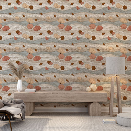 Un salon moderne avec un papier peint aux motifs organiques représentant des vagues et des fleurs dans des tons doux de beige, rose et terracotta, créant une ambiance chaleureuse et apaisante.