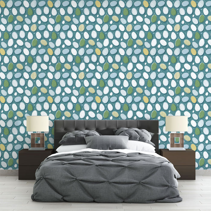 Une chambre moderne avec un papier peint aux motifs de formes ovales colorées sur fond bleu, créant une ambiance fraîche et joyeuse.