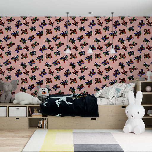 Une chambre d'enfant avec un papier peint rose orné de motifs de papillons colorés, créant une ambiance joyeuse et ludique.