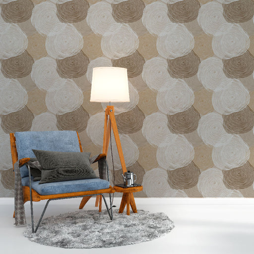 Un salon moderne avec un papier peint aux motifs circulaires en nuances de beige et blanc, créant une ambiance chaleureuse et accueillante.