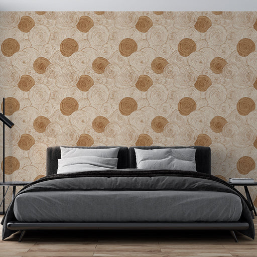 Une chambre moderne avec un papier peint aux motifs tourbillonnants beige et marron créant une atmosphère chaleureuse et accueillante.