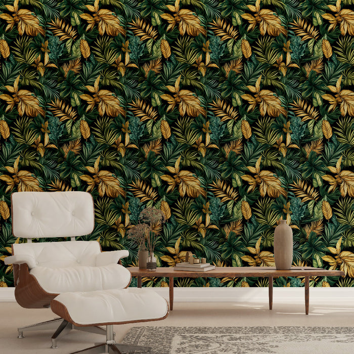 Un salon moderne avec un papier peint tropical vert foncé orné de grandes feuilles dorées et vertes, créant une atmosphère chaleureuse et vivante.