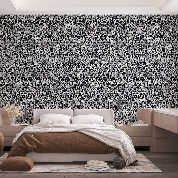 Une chambre moderne avec un papier peint noir et blanc aux motifs de vagues stylisées, créant une atmosphère apaisante et élégante.