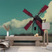Une pièce moderne avec un papier peint représentant un moulin à vent vintage aux teintes turquoise et rouge, créant une atmosphère nostalgique et apaisante.
