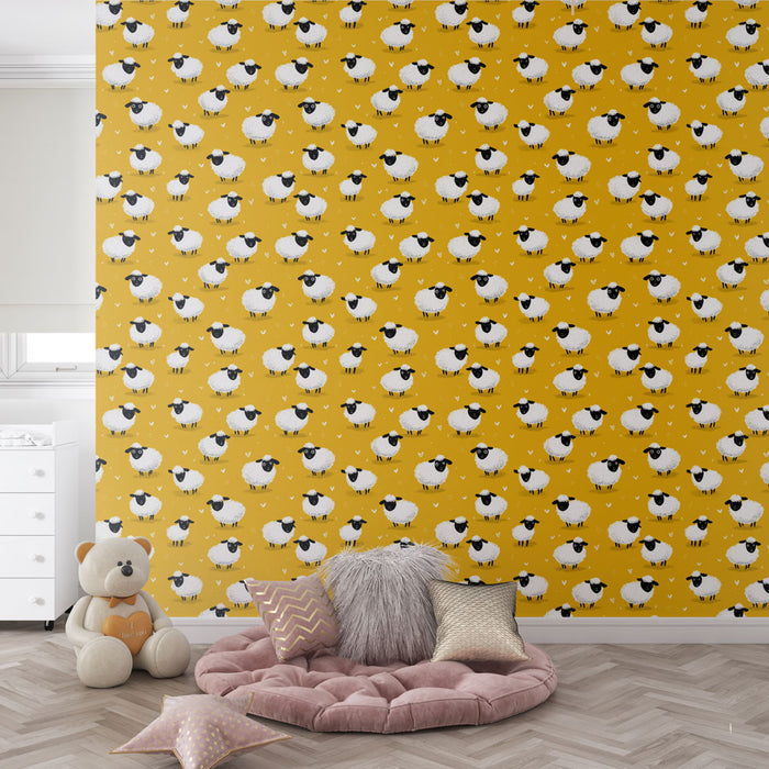 Une chambre enfantine avec un papier peint jaune illustré de moutons noirs et blancs, créant une atmosphère ludique et chaleureuse.
