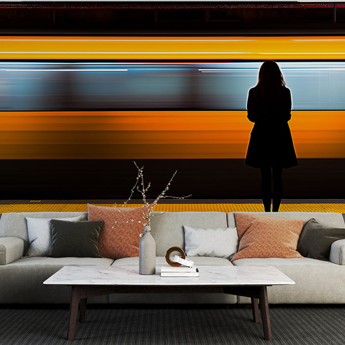 Une pièce moderne avec un papier peint abstrait aux dégradés orange et noir évoquant une atmosphère dynamique et urbaine.