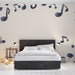 Papier peint musical avec notes de musique illustrées pour une ambiance chaleureuse dans une chambre moderne