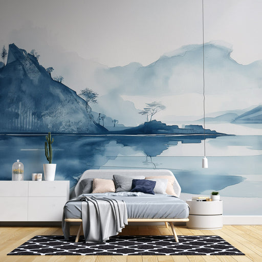 Une chambre apaisante avec un papier peint aquarelle bleu représentant un paysage montagneux et lacustre, évoquant sérénité et douceur.