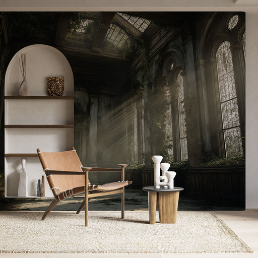 Une pièce lumineuse avec un papier peint représentant des murs anciens envahis par la végétation, créant une atmosphère à la fois mystérieuse et apaisante.