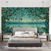 Une chambre moderne avec un papier peint tropical représentant des arbres luxuriants et un paysage aquatique apaisant, créant une atmosphère sereine et naturelle.