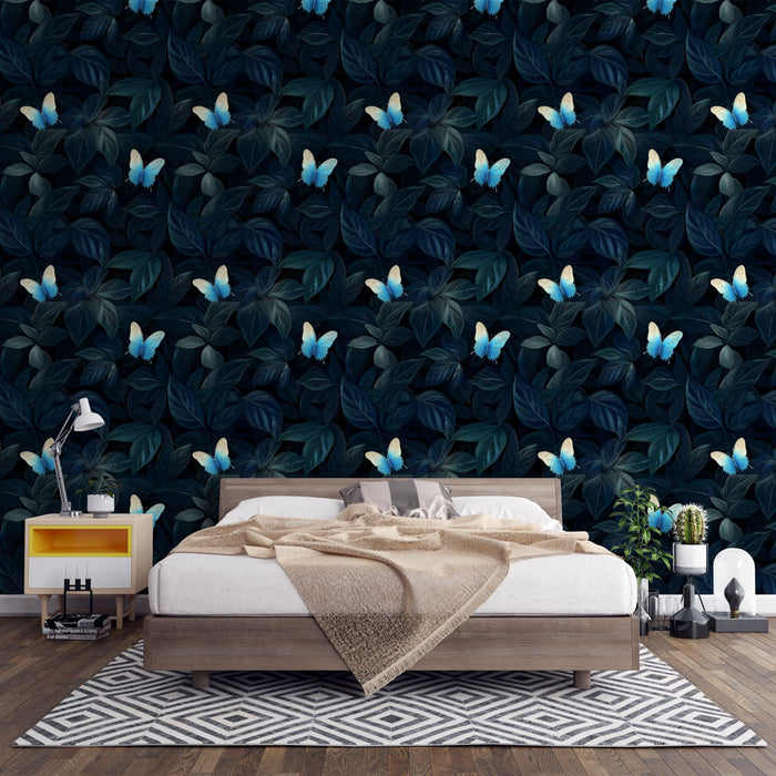 Une chambre moderne avec un papier peint tropical aux feuilles sombres et des papillons bleus, créant une ambiance à la fois apaisante et élégante.
