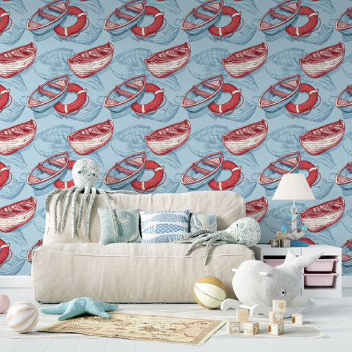 Un salon accueillant avec un papier peint illustrant des bateaux colorés et des bouées sur fond bleu, créant une ambiance maritime joyeuse et ludique.