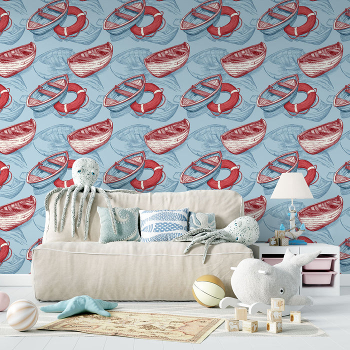 Un salon accueillant avec un papier peint illustrant des bateaux colorés et des bouées sur fond bleu, créant une ambiance maritime joyeuse et ludique.
